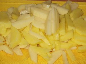 нарезать свежую картошку соломкой